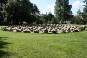 Stenar ligger upplagda på marken i en labyrint. 