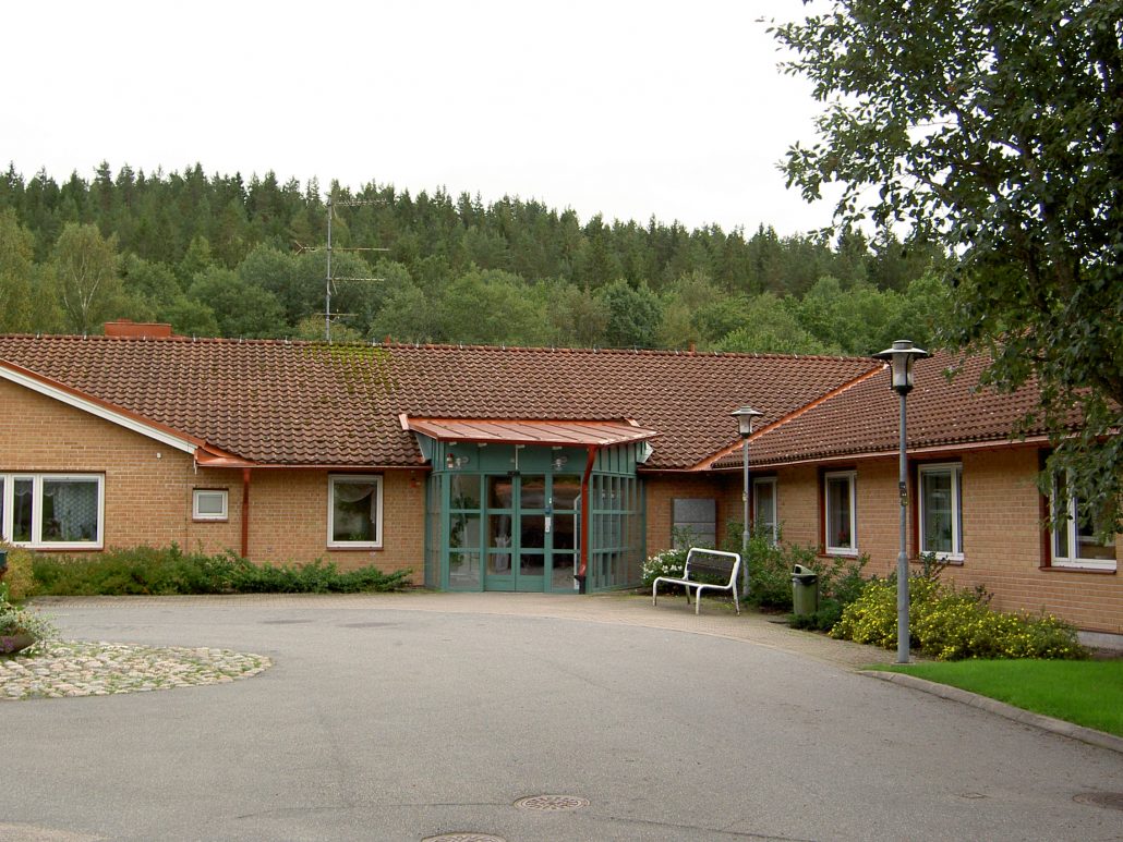 Utanför Kaptenen och Ängabogården.