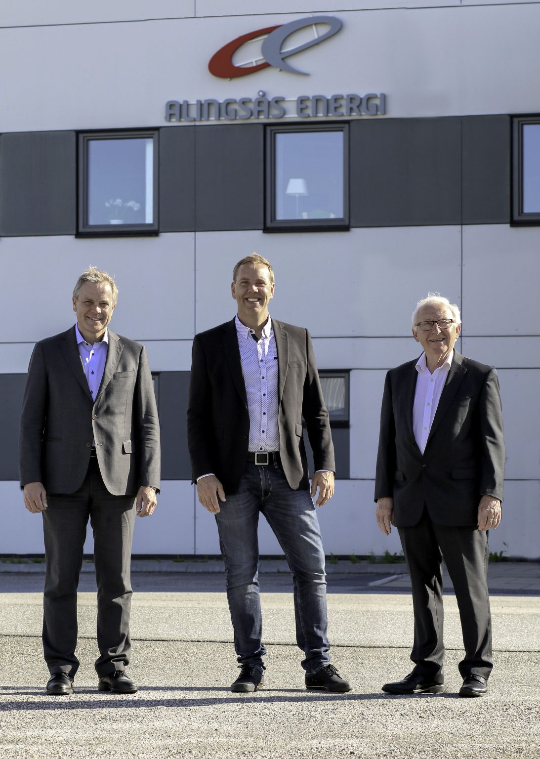 Tre män framför Alingsås energi kontor.