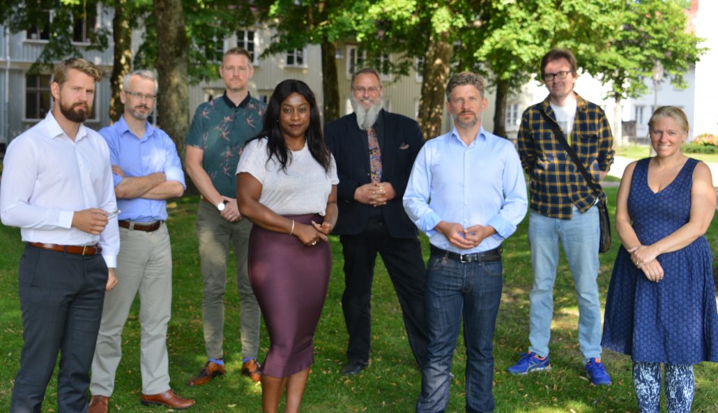 Gruppledarna för partierna i Alingsås kommunfullmäktige, samlade på gräsmattan utanför rådhuset.
Från vänster: Simon Waern (S), Jens Christian Berlin (L), Karl-Johan Karlsson (C), Lady France Mulumba (KD), Boris Jernskiegg (SD), Daniel Filipsson (M), Martin Lindberg (V) och Anna Hansson (MP).