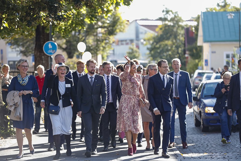 Kronprinsessparet på promenad genom Alingsås.