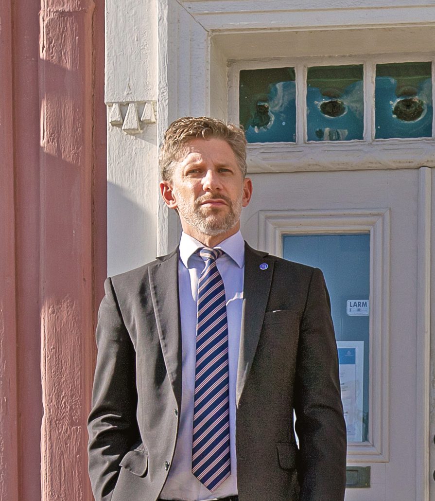 Daniel Filipsson (M), kommunstyrelsens ordförande, på Rådhustrappan. 