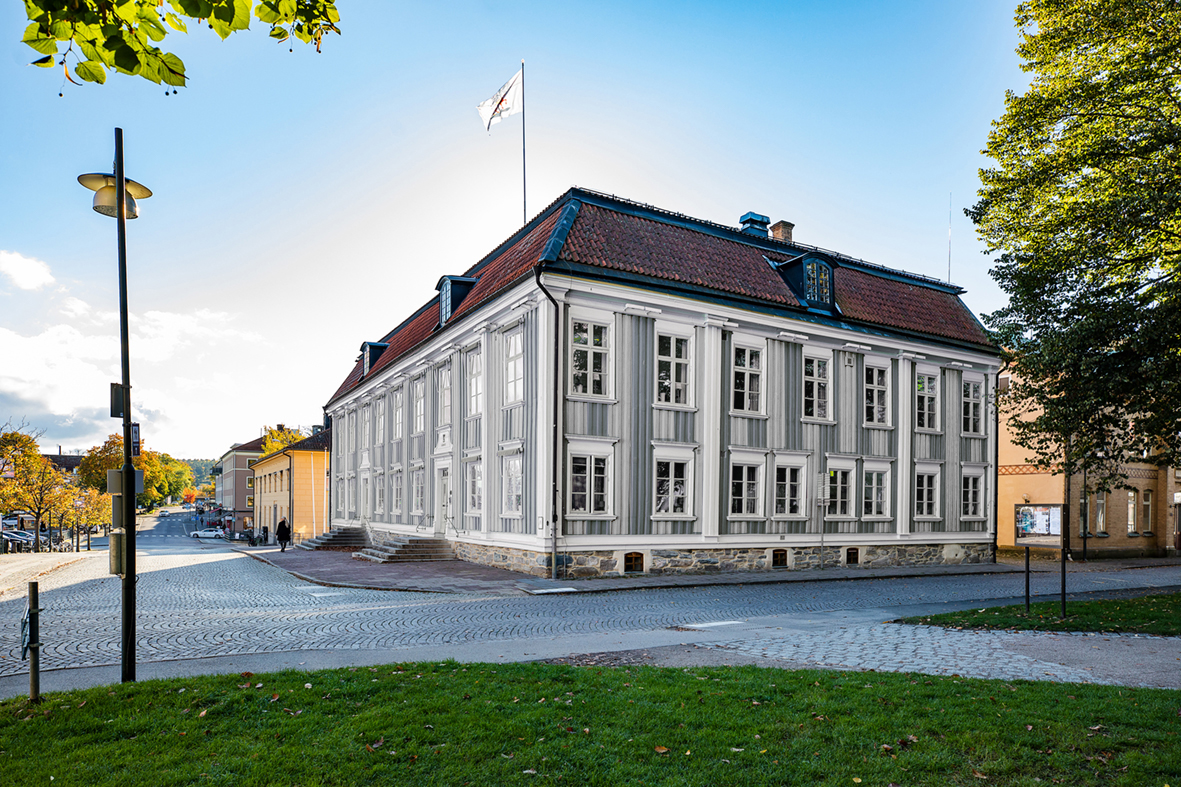 Bild på Alingsås rådhus med grårandig fasad. 