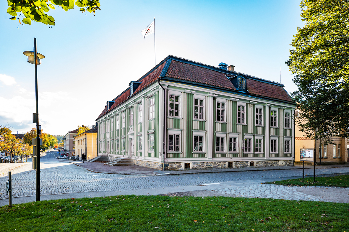 Bild på Alingsås rådhus med grön-vit fasad. 