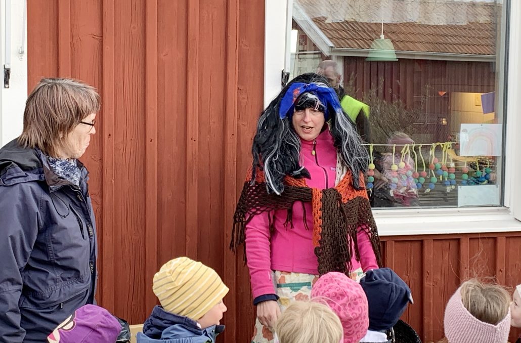 Skräp-Maja pratar med barnen.
