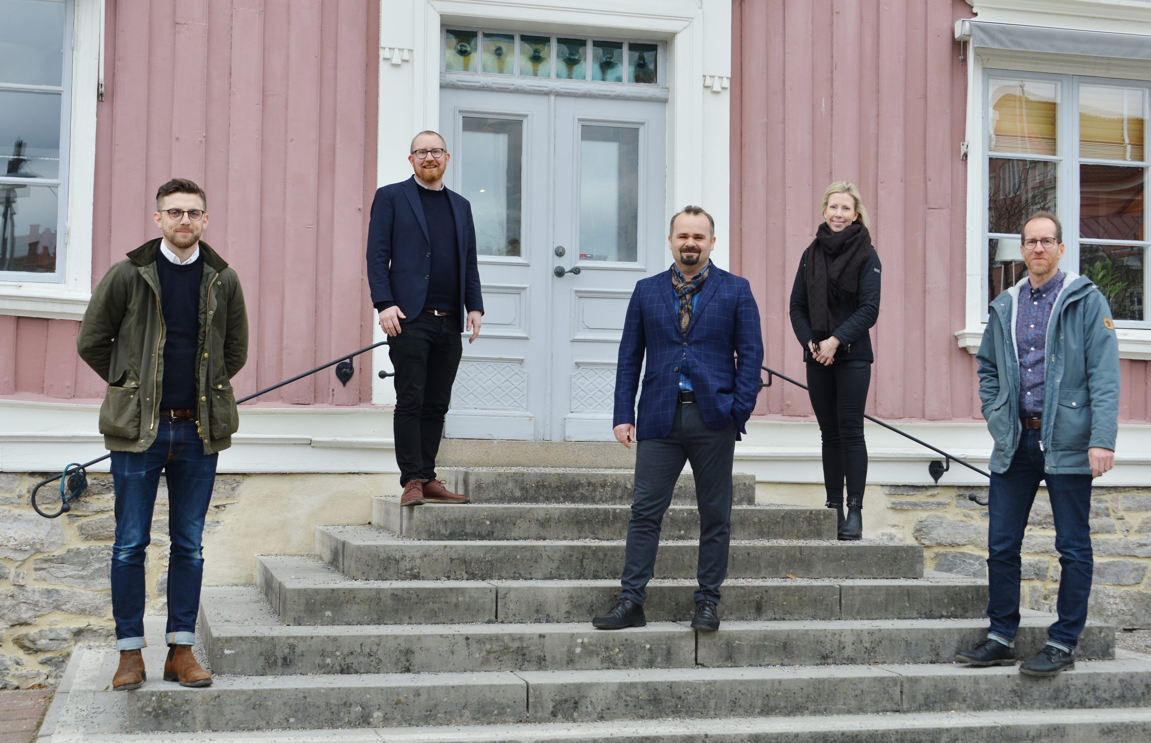 5 personer står på trappan utanför Alingsås Rådhus.