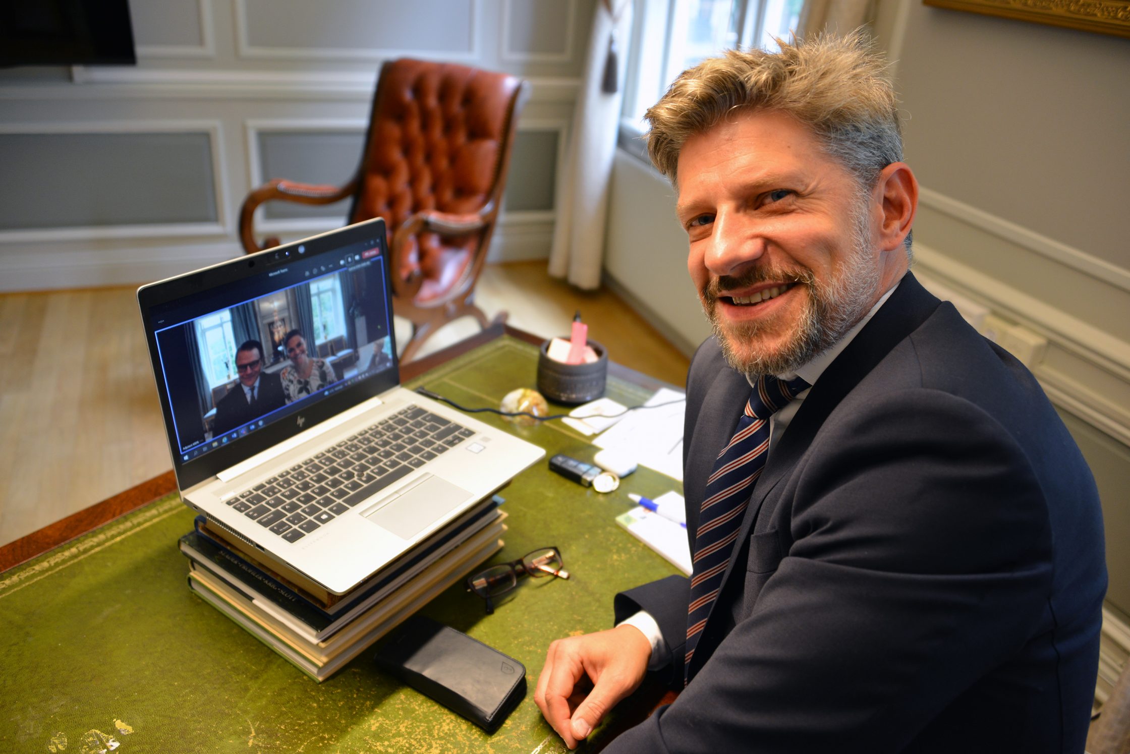 Daniel Filipsson, kommunstyrelsens ordförande, i samtal med kronprinsessparet på datorskärmen
