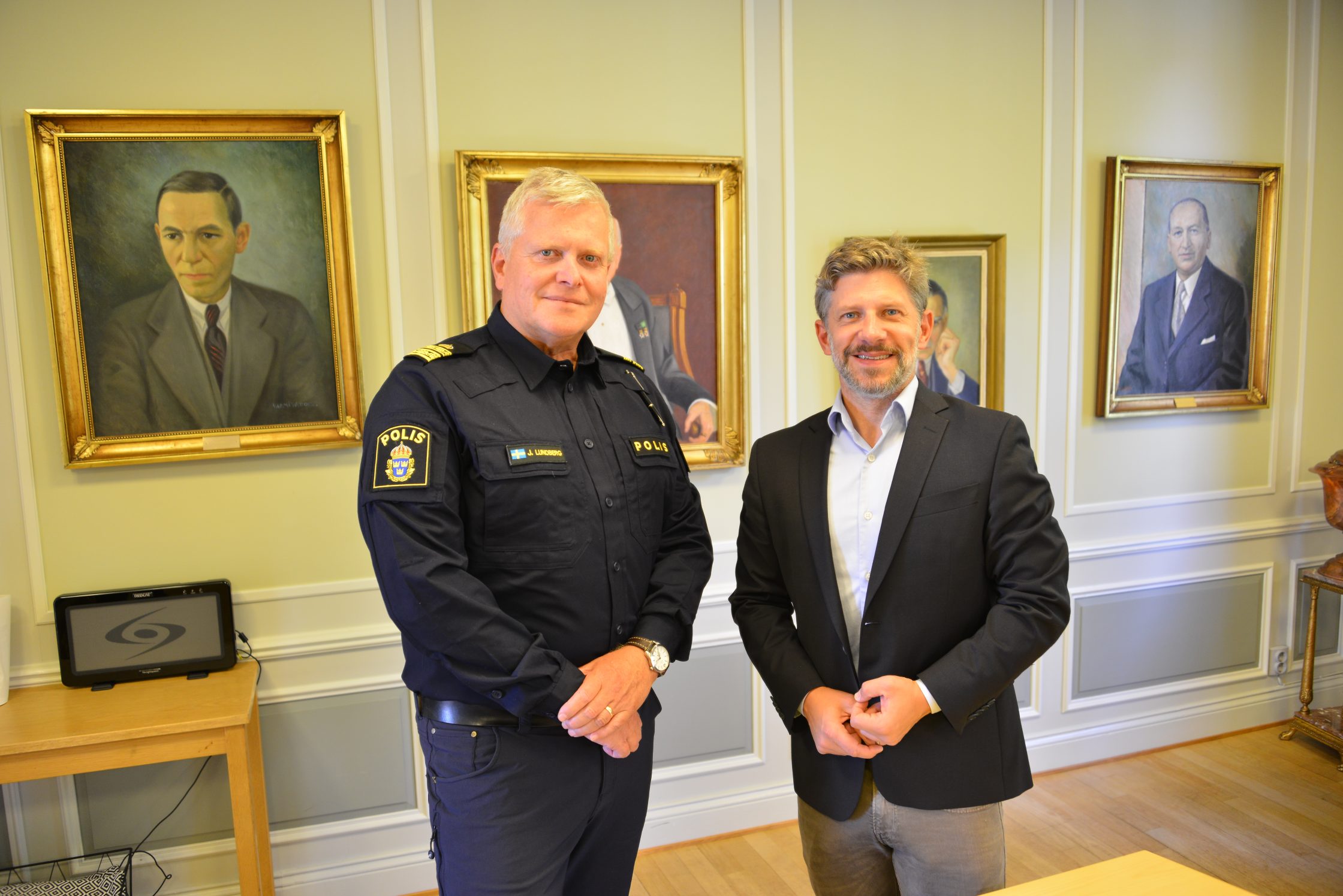 Johan Lundberg, chef för lokalpolisområde Alingsås, och Daniel Filipsson, kommunstyrelsens ordförande.