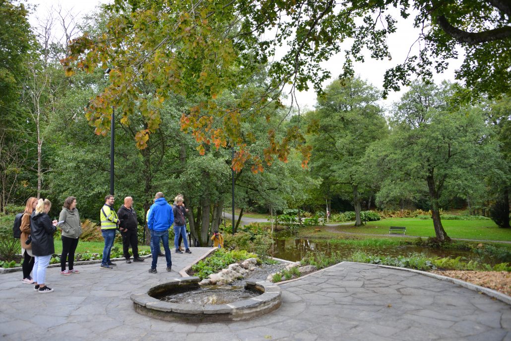 Fin miljö runt den nyrenoverade brunnen.