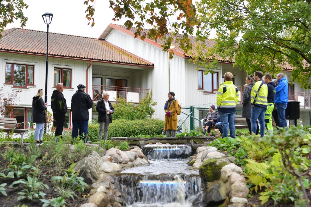 Vattenfallet porlar fram genom Brunnsparken.