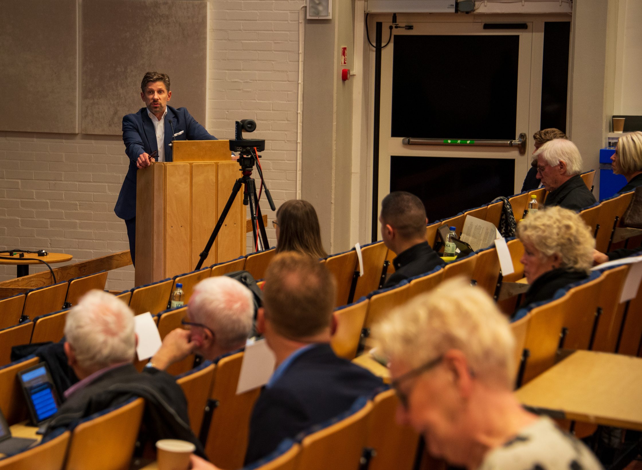 Daniel Filipsson (M) håller anförande inför kommunfullmäktige på Alströmerteatern.