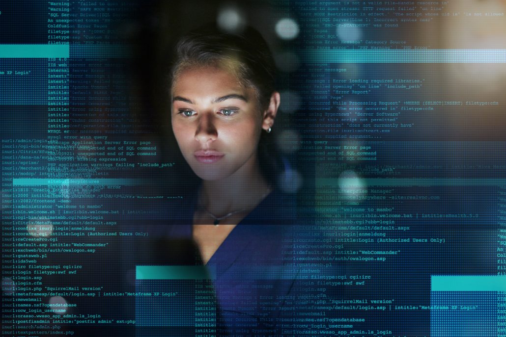 En tjej som tittar in i en dator med programmeringsspråk