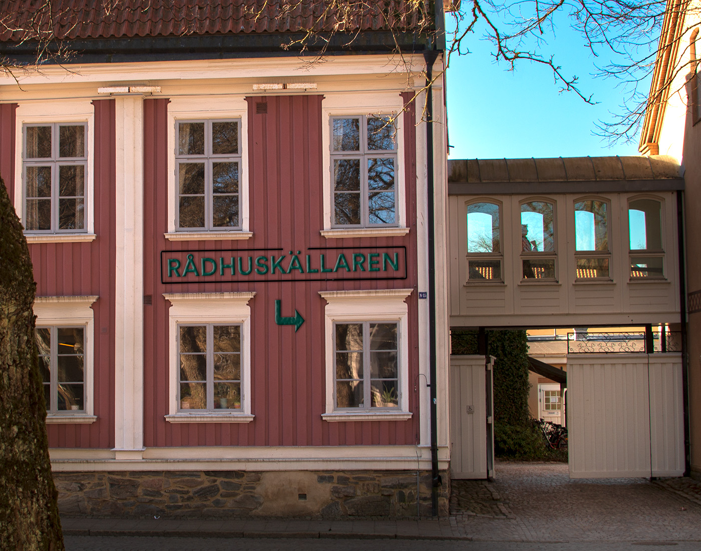 Rådhuset med ett fotomontage av skylten Rådhuskällaren.