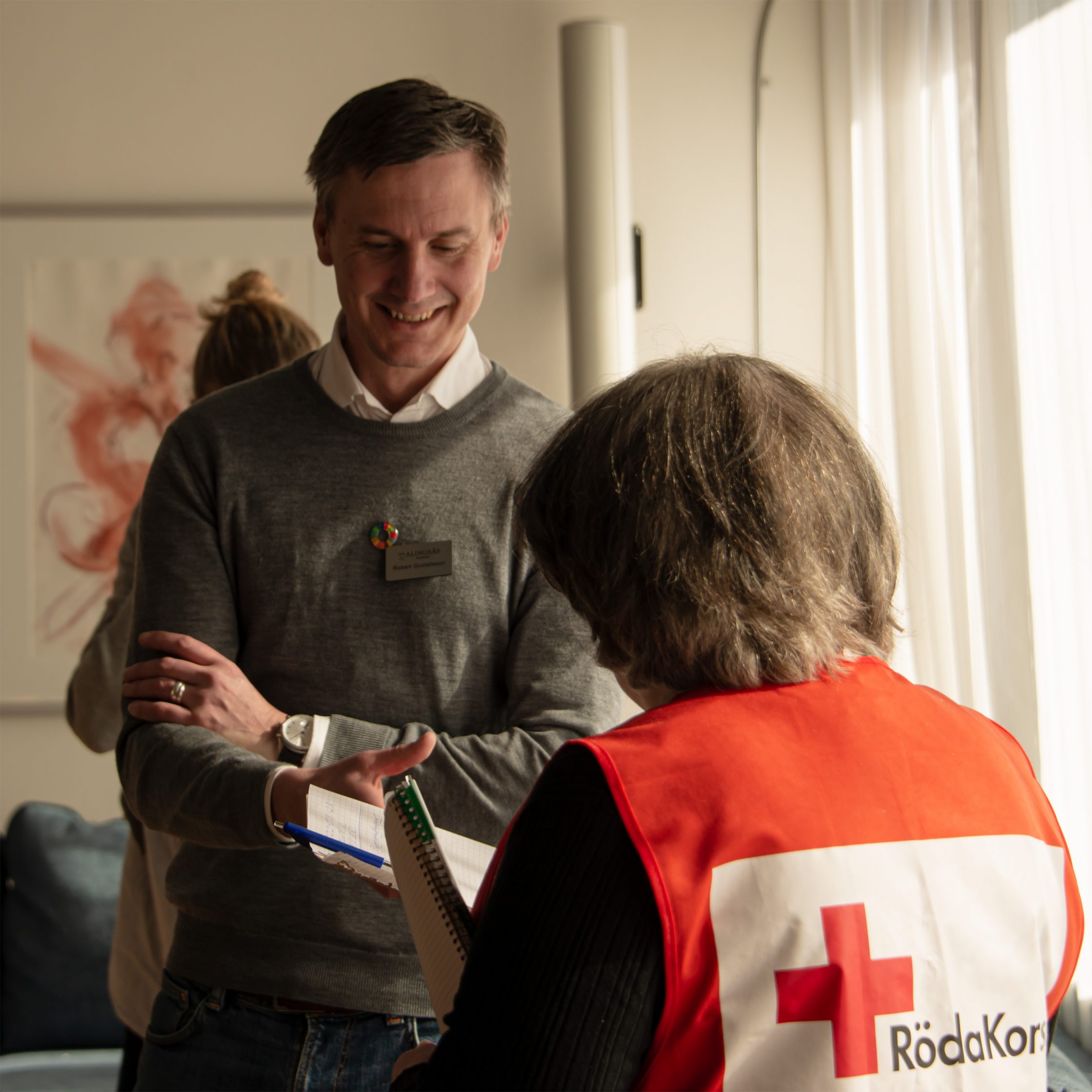 Representant från kommunen och Röda Korset möts.