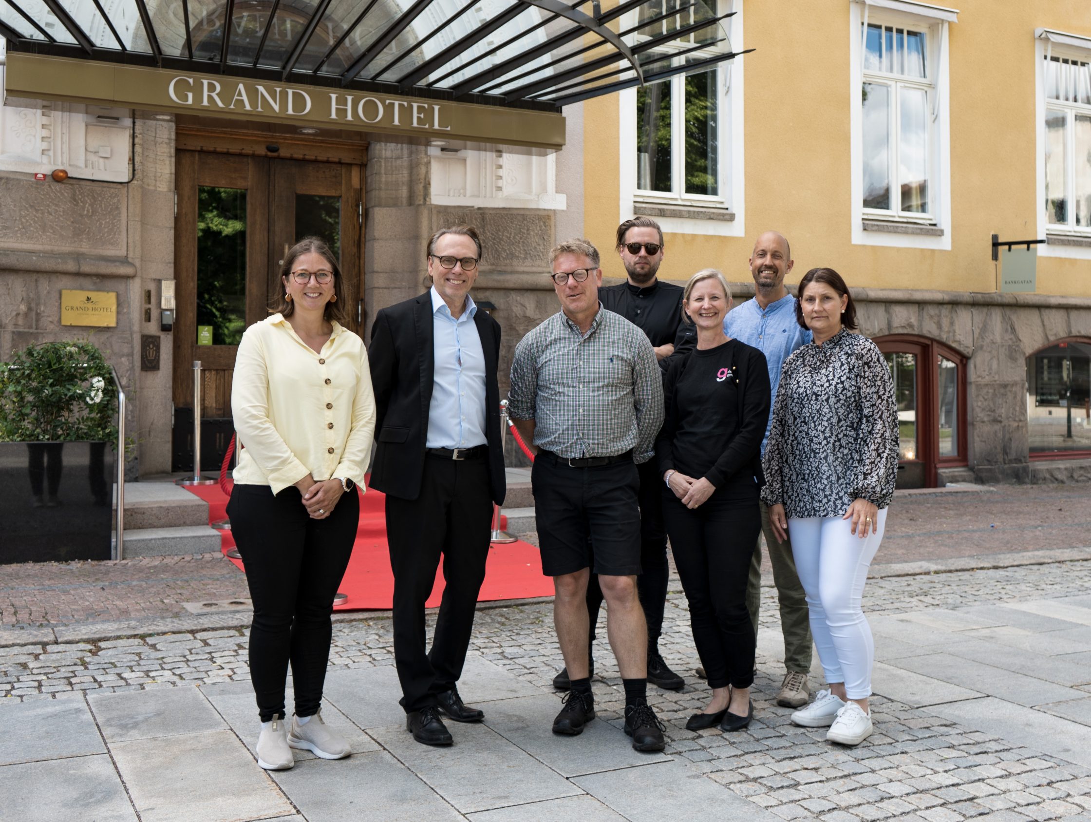 Lärare och branschfolk utanför Grand Hotel.