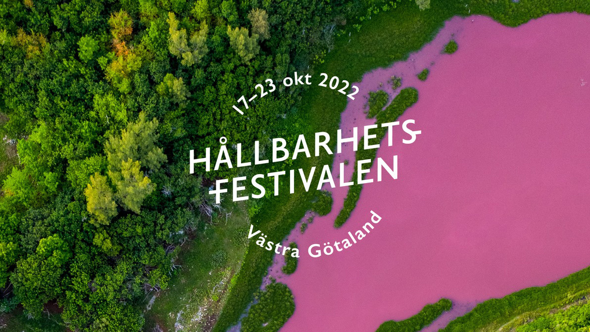 Hållbarhetsfestivalens logotyp i förgrunden med skog och en rosa sjö i bakgrunden