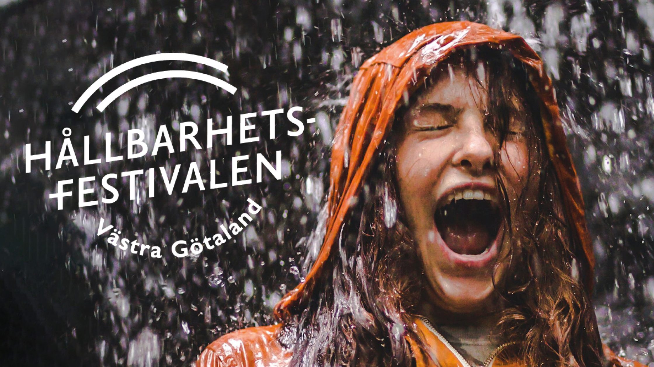 Tjej i regnrock står i skyfall. På bilden ligger Hållbarhetsfestivalens logga.