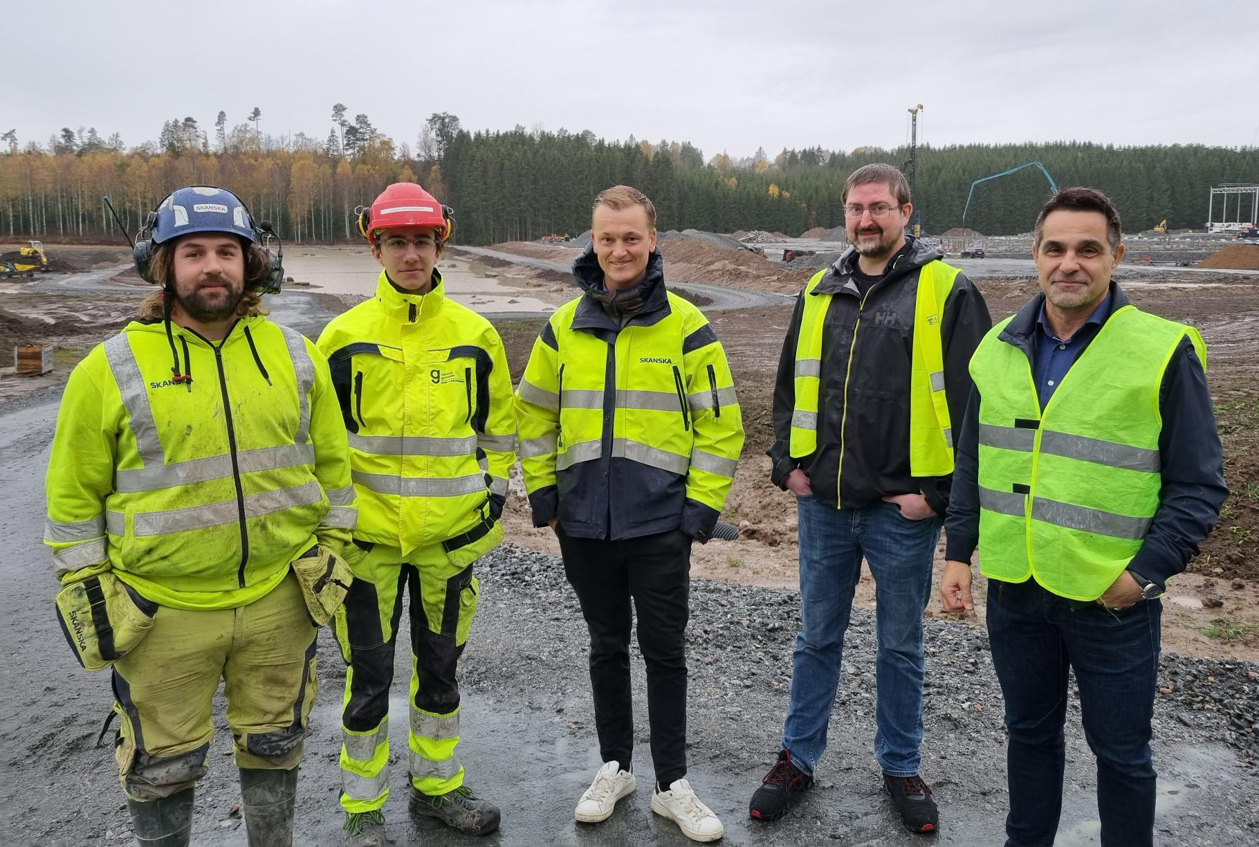 Personal från Skanska, praktikant från Alströmergymansiet och personal från Alingsås kommun på plats i Bälinge företagspark där anläggningsarbete pågår.