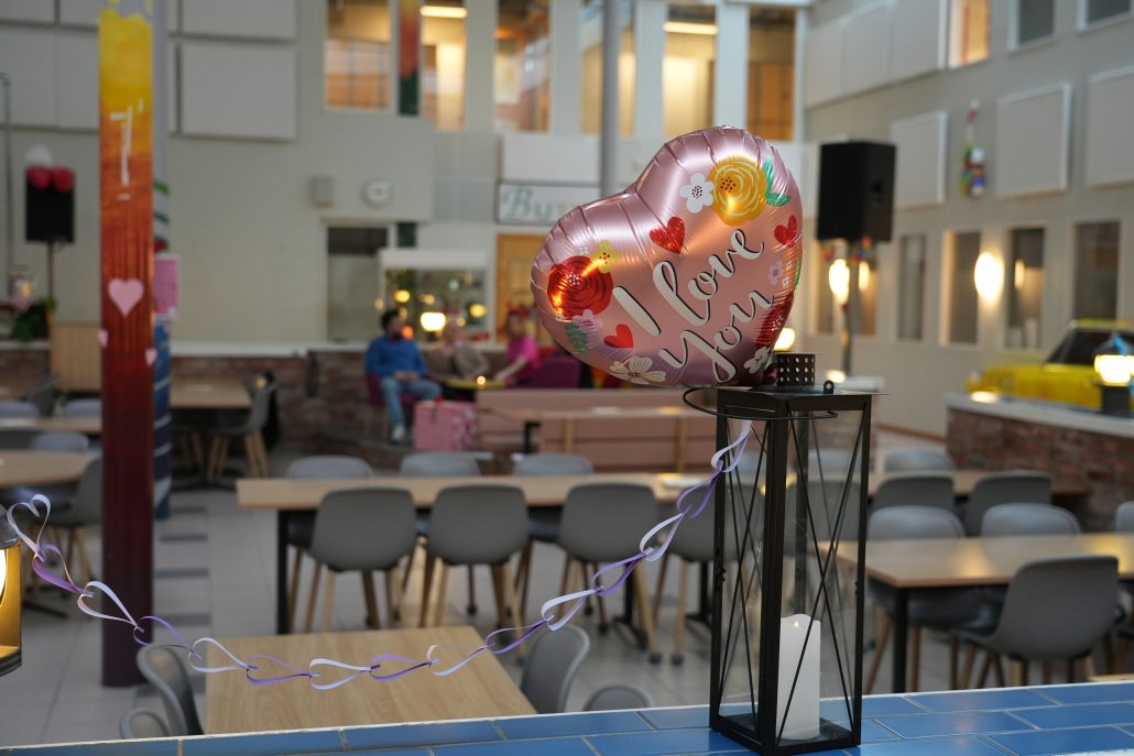 Hjärtan och ballonger i kafét.