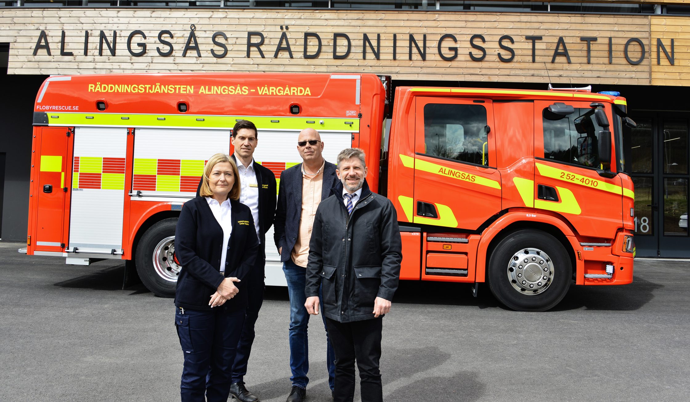 Linda Ottosson, Ante Mikacic, Bengt Hilmersson och Daniel Filipsson framför en brandbil.