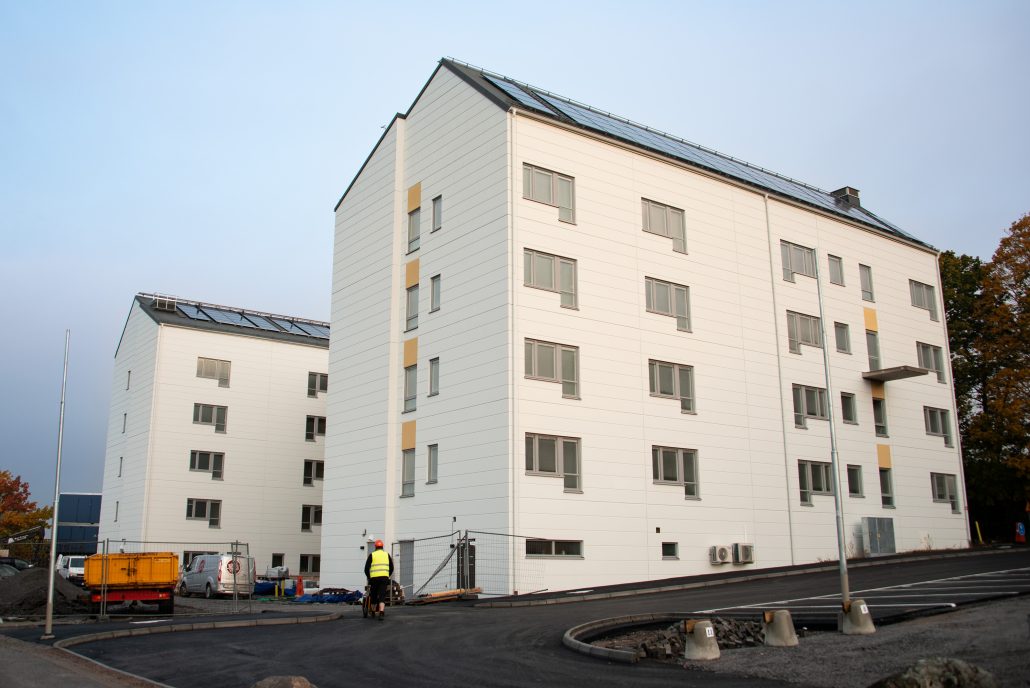 Två femvåningshus på Brogården i Alingsås som byggts för att vara äldreboende. 