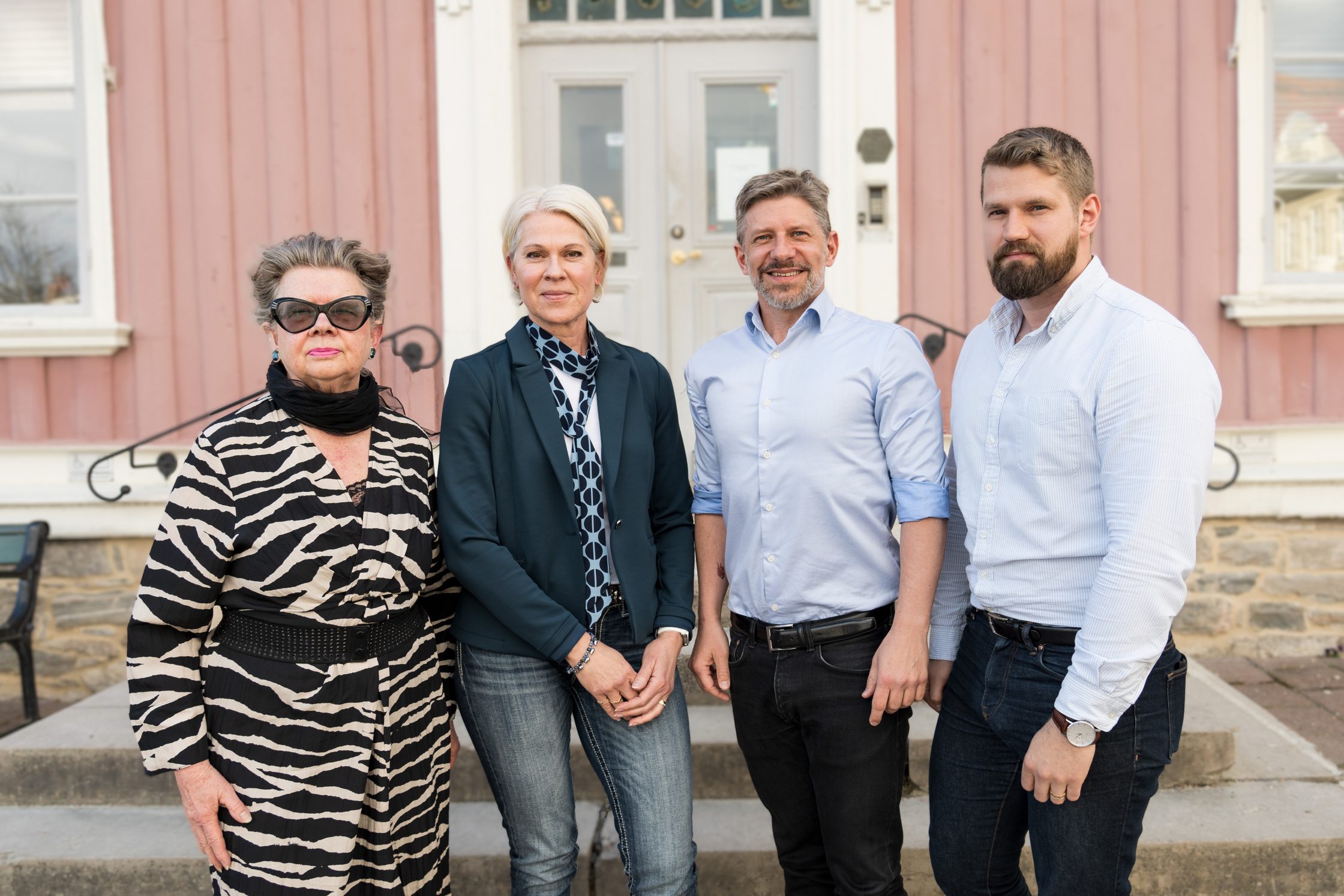 Birgit Börjesson (S), Eva-Lotta Pamp (M), Daniel Filipsson (M) och Simon Waern (S) står framför rådhuset i Alingsås.
