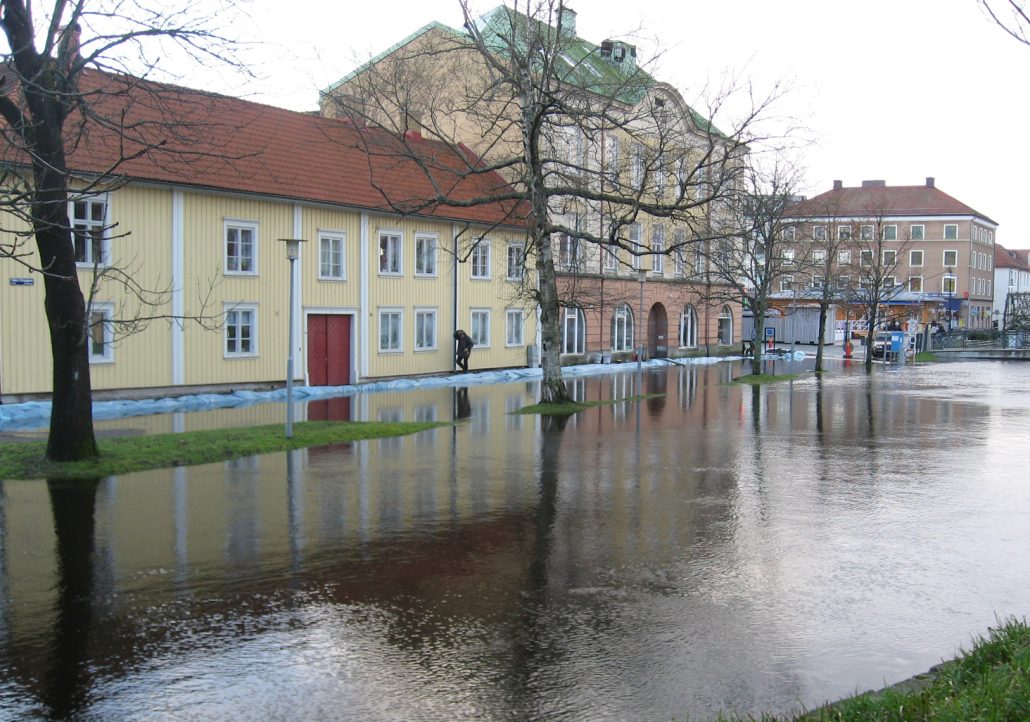 Höga vattennivåer och höga flöden i Lillån i Alingsås centrum 2006.