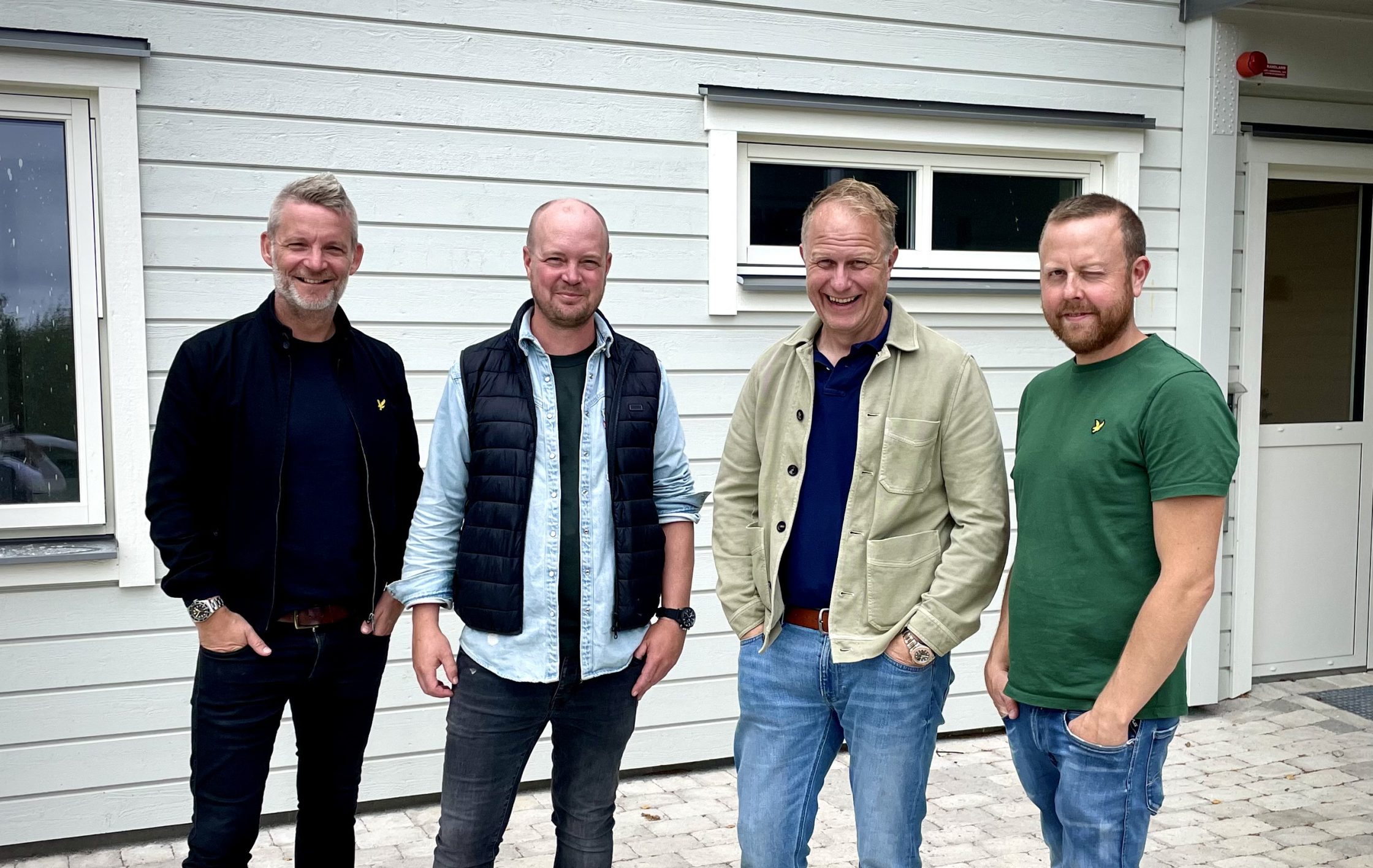 Agaton Omsorgs grundare David Eller, Mårten Johansson och Jörgen Sommar tillsammans med fastighetsägare Gustav Melin.